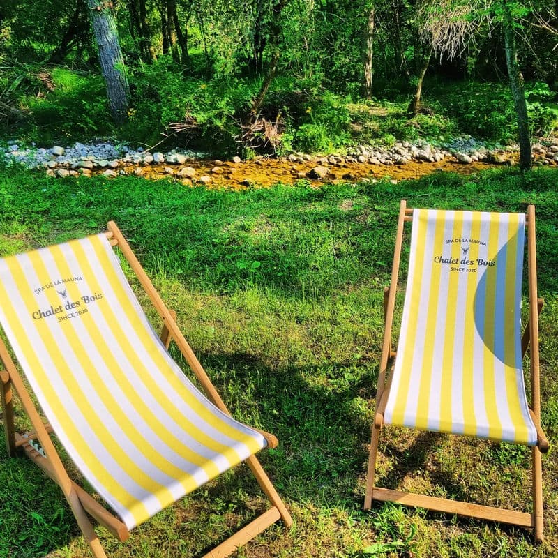 Espace détente avec chaise longue dans le chalet