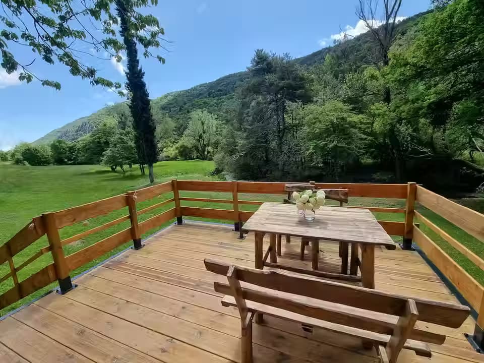 Terrasse extérieure du chalet avec vue sur la montagne à Gréolières