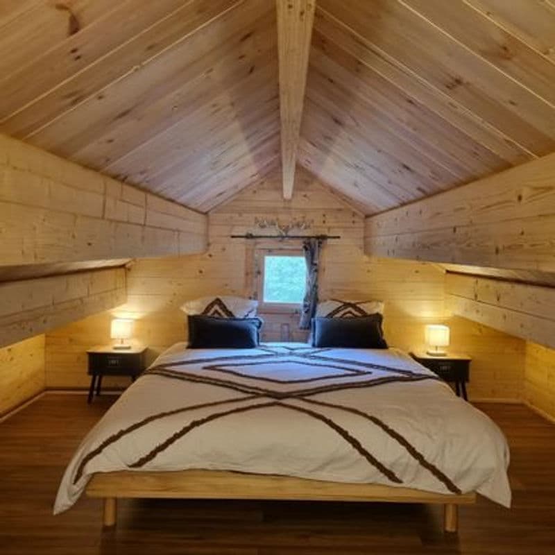Chambre romantique du chalet avec literie premium