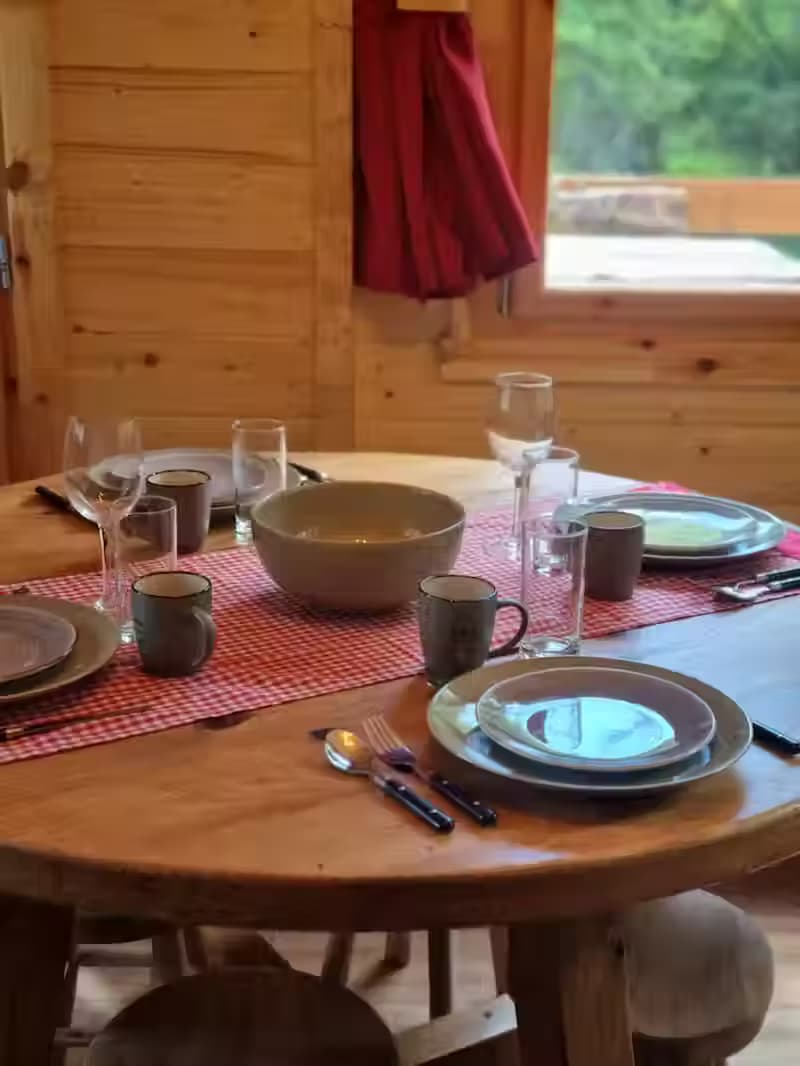 Coin repas avec table dressée dans le chalet